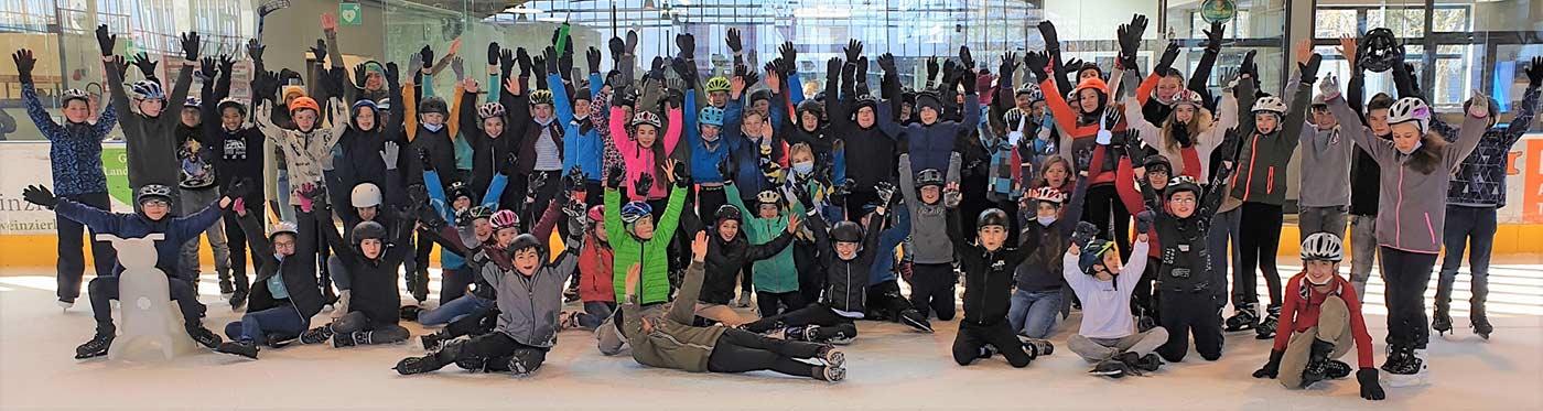 Gruppenbild der 6. und 7. Klassen beim Ausflug zum Eislaufen